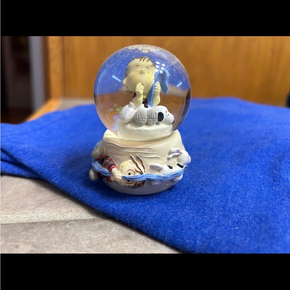Linus & Snoopy Snowglobe